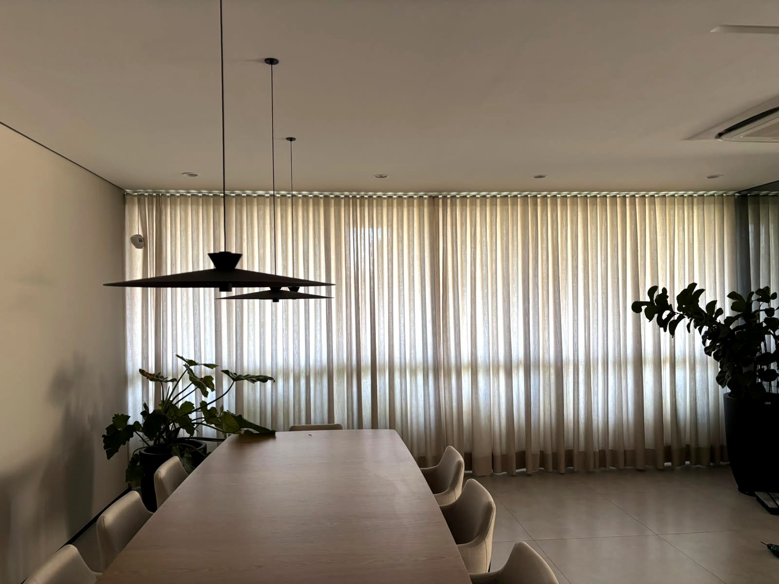 Sala de jantar ampla com cortinas sob medida