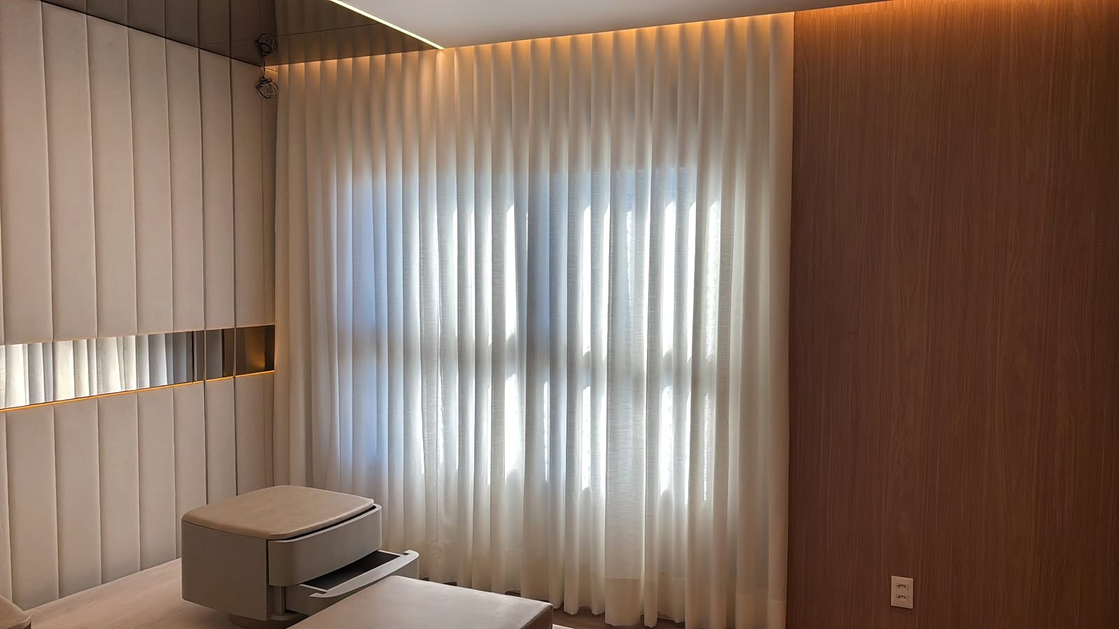 Ambiente profissional com grandes cortinas