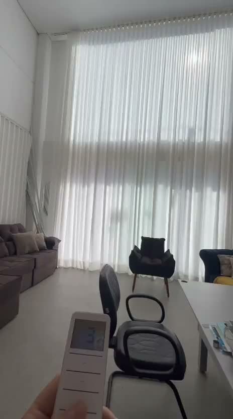 Cortinas automatizadas em um ambiente real com pé-direito duplo