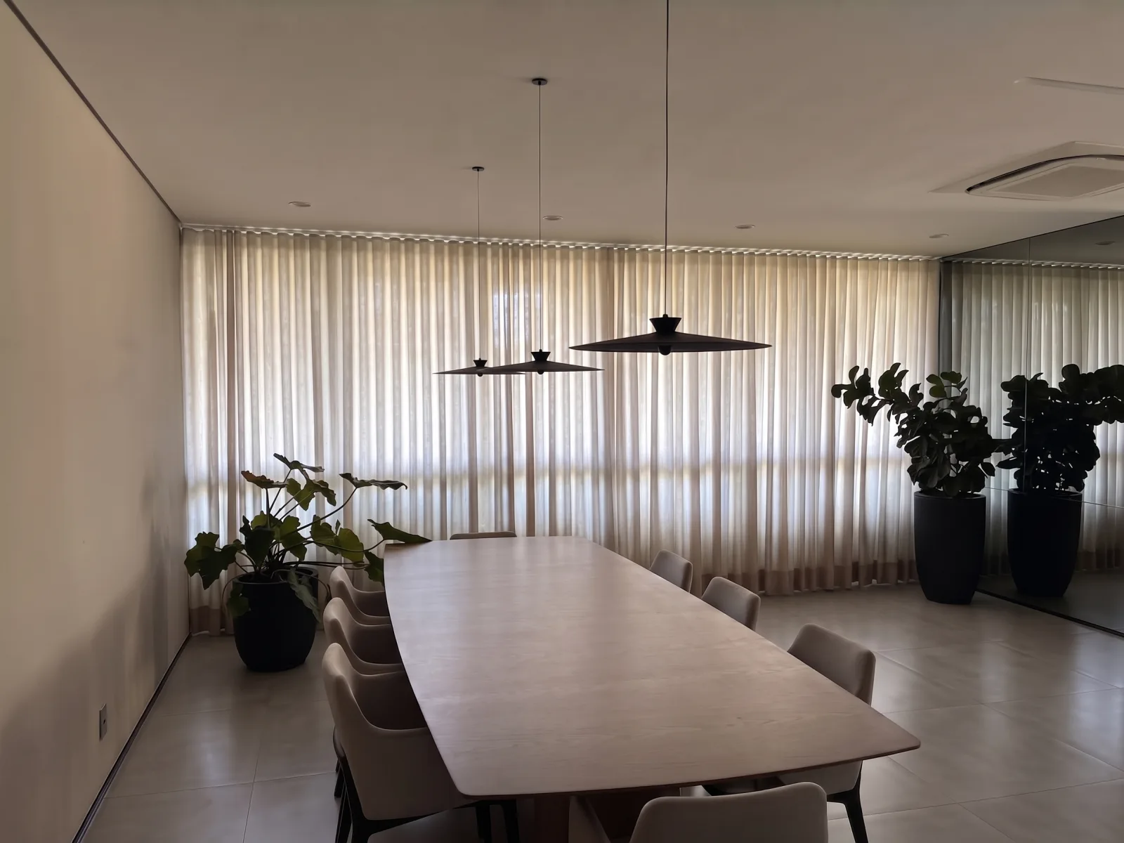 Sala de jantar depois da instalação de cortinas claras